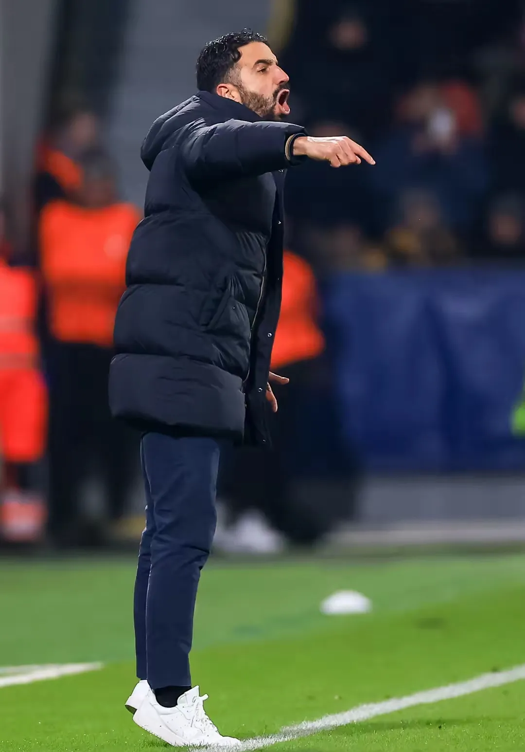 包含曼联清晨再遭质疑，志在法国杯名次提升，球迷炸锅，更衣室氛围转暖的词条